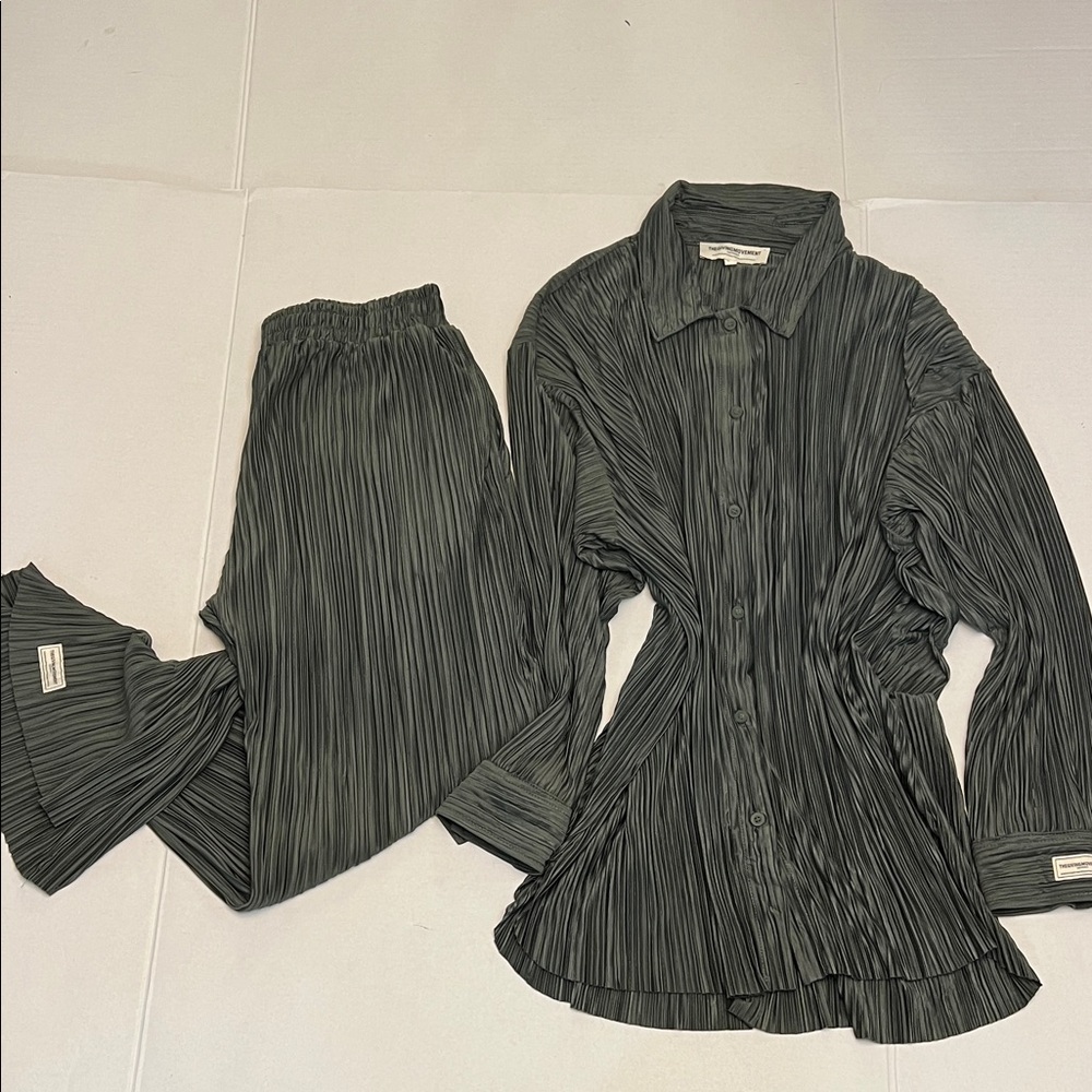 THE GIVING MOVEMENT GREEN STRETCHY LOOSE FIT SET LARGE